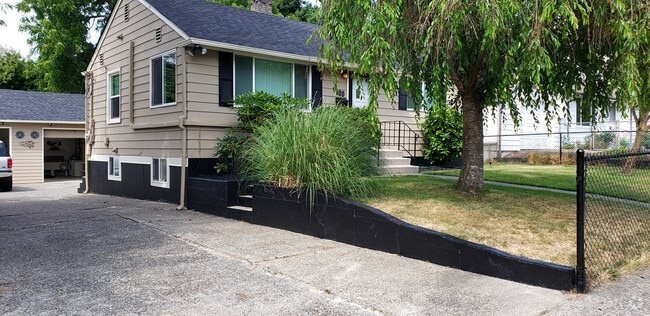 Quiet well maintained basement apartment - 500 SW 139th St