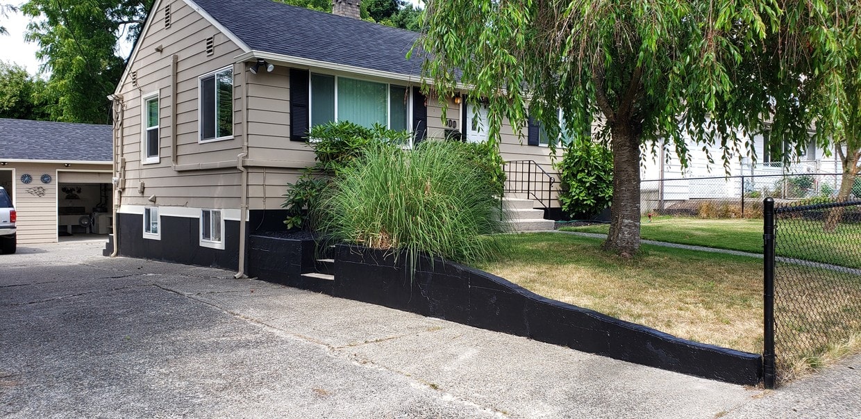 Quiet well maintained basement apartment - 500 SW 139th St