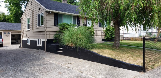 Apartamento tranquilo y bien mantenido en sótano. - 500 SW 139th St