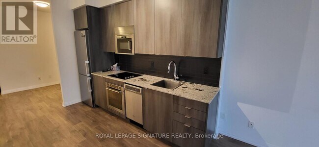 Photo du bâtiment - 101 Erskine Ave