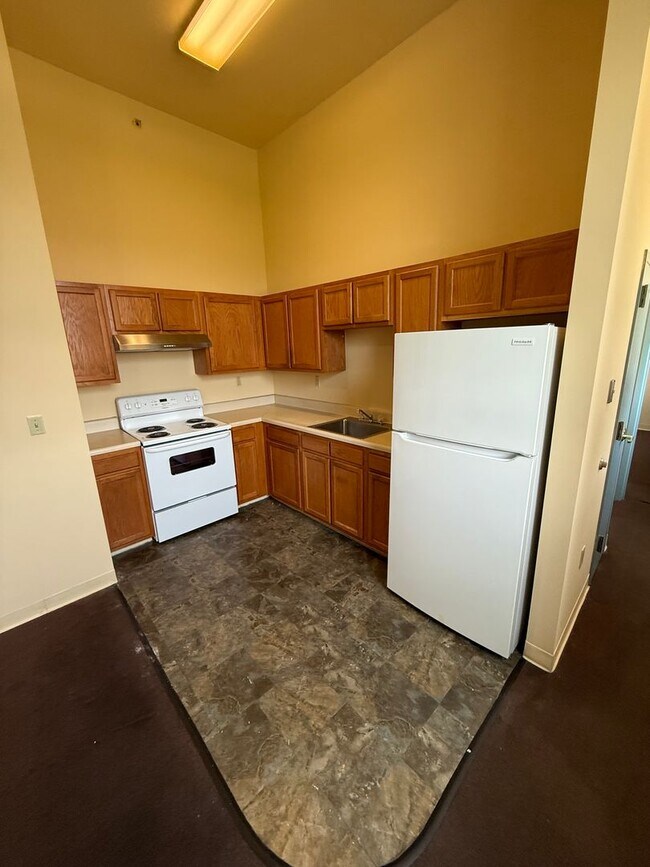 Building Photo - Spacious 2 Bedroom Apartment