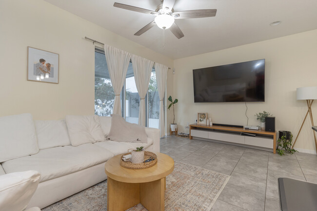 Living room - 7013 Summer Holly Pl