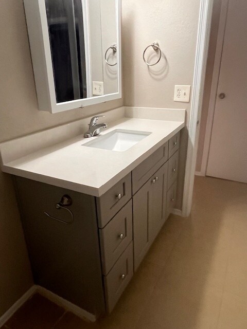 Baño de la planta baja - 6213 E Greenway St