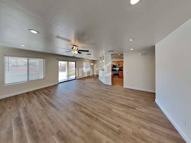 Building Photo - 711 W Flaming Arrow Dr