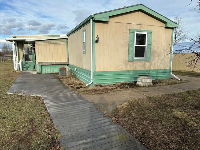 Foto del edificio - 3 Bed / 2 Bath  on One Acre – Garage Included