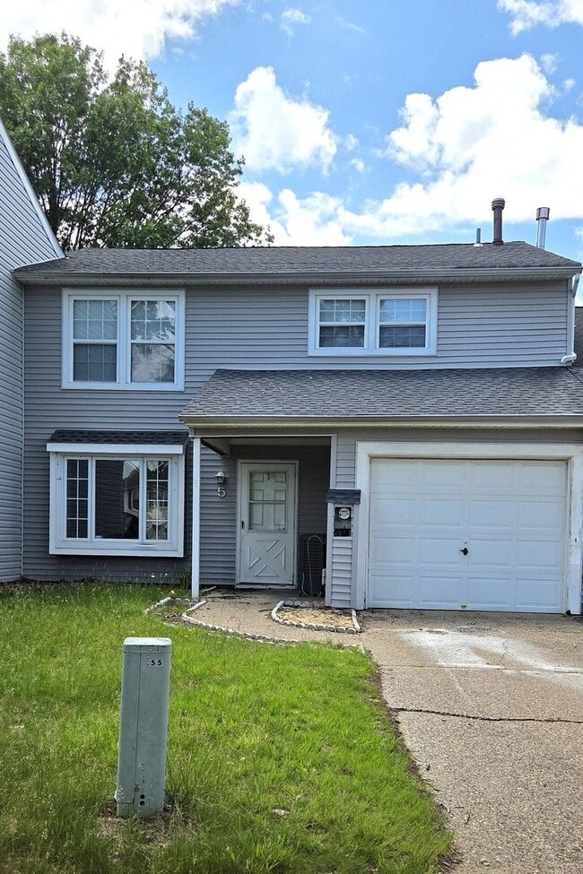 Building Photo - "Charming 3-Bedroom Townhouse: Your Ideal ...