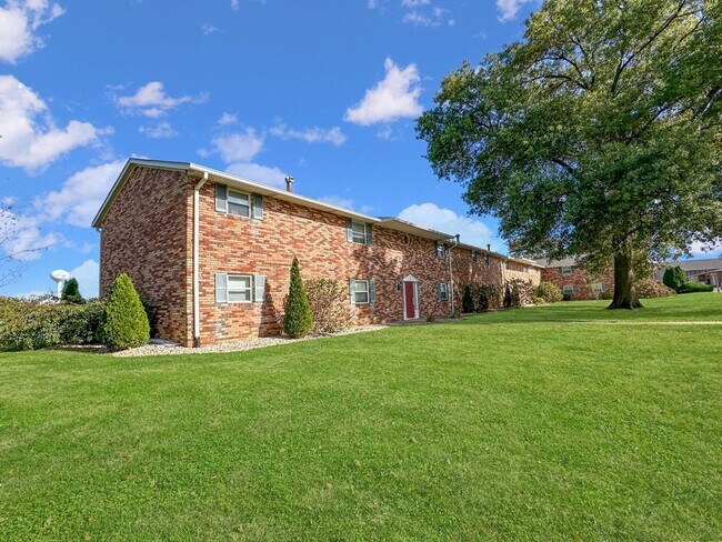 Foto del edificio - Cozy & Affordable 2-Bedroom Apartment at The Oaks on Davidson – Greensburg, IN