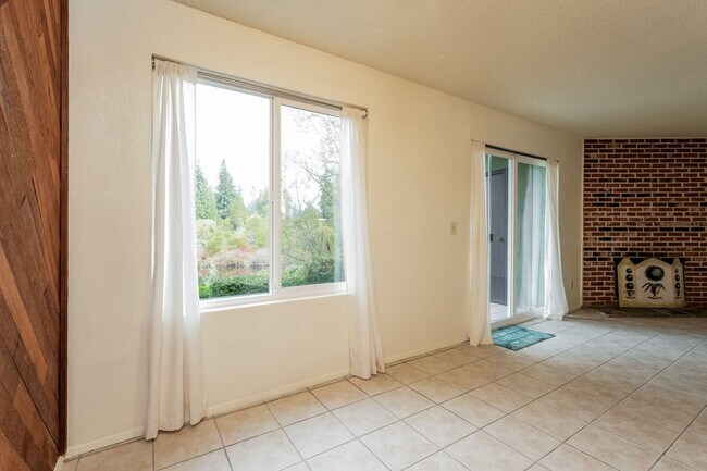 Foto del edificio - 2 Bedroom 2 Bathroom Sits Right on the Shore of Lake Beverly