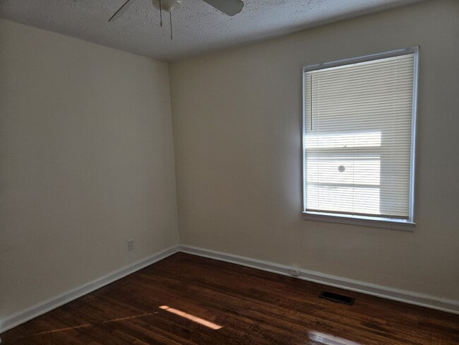 Building Photo - "Charming 2-Bed Oasis with Fenced Yard & H...