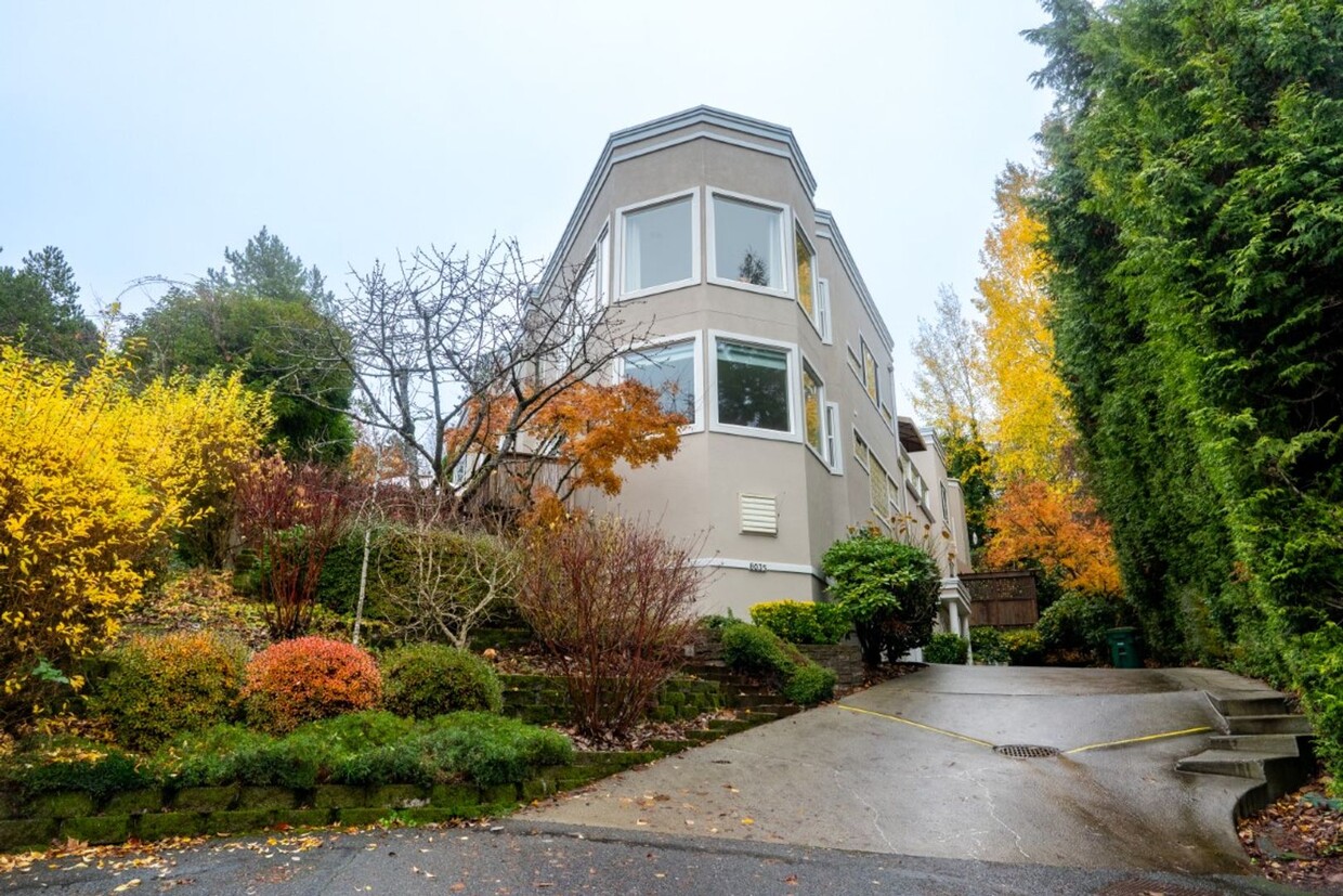 Foto principal - 2Bd/2.5Ba Mercer Island Condo