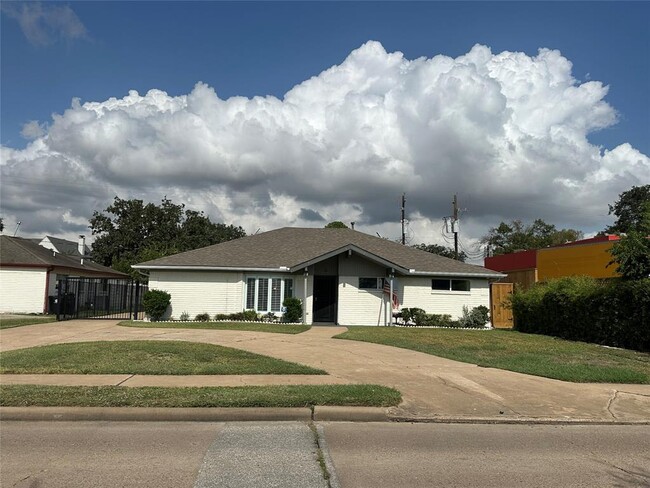 Foto del edificio - 4018 N Braeswood Blvd