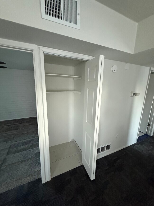 Foto del edificio - 5774 E 24th St