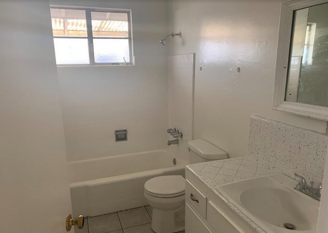 Foto del edificio - 2715 E Glenrosa Ave