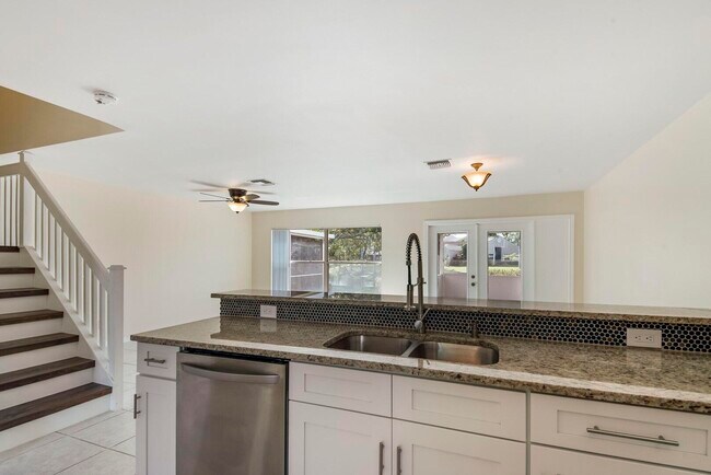 Building Photo - 1132 W Lakes Dr