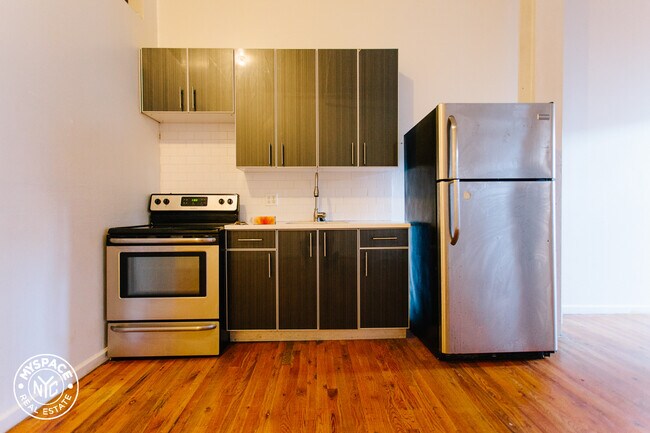 Foto del edificio - 385 Troutman St