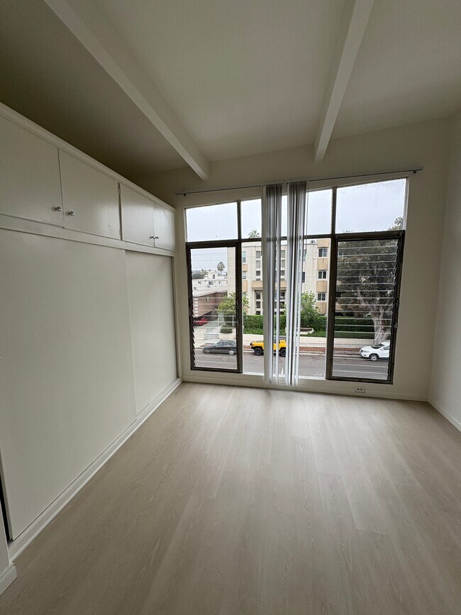Building Photo - 10767 Rose Ave