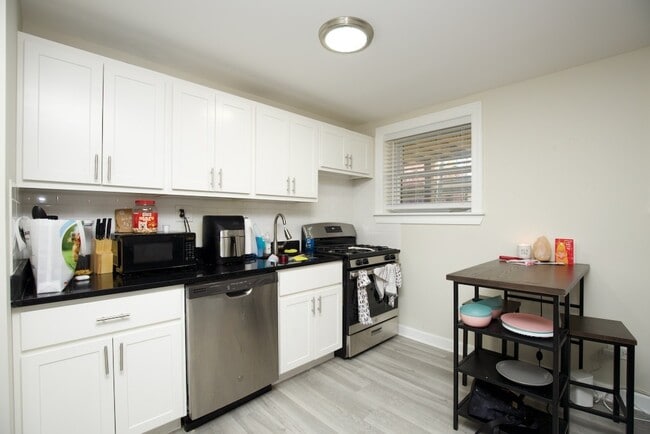 Building Photo - 732 W Roscoe St