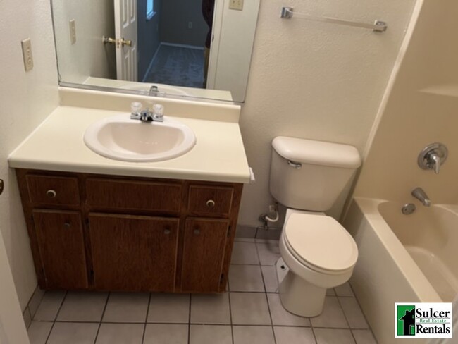 Building Photo - 3 Bedroom 2 Bath with plenty of space!
