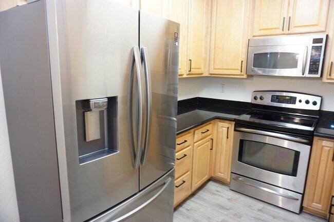 Building Photo - Great 2B/2BA Corner Unit Condo w/ In-Unit ...