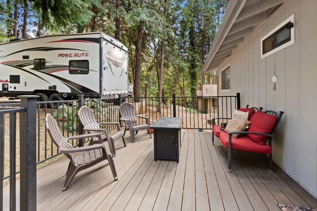 Foto del edificio - 2752 Douglas Fir Dr
