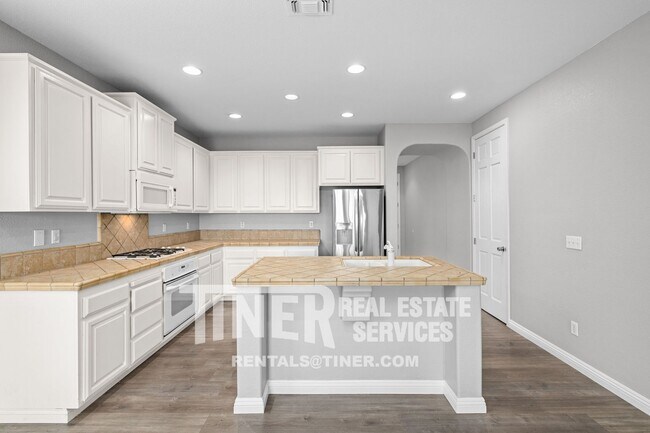 Building Photo - Beautiful Natomas Home close to everything