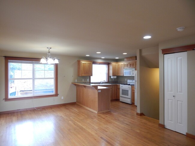 Foto del edificio - 3 bd 3 bath townhouse in Seattle/Lake City...