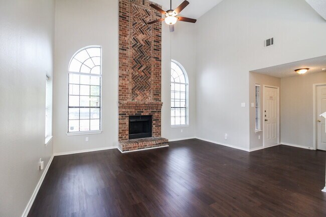Foto del edificio - 819 Mayfield Dr