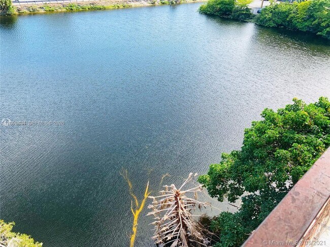 Foto del edificio - 1325 W 68th St