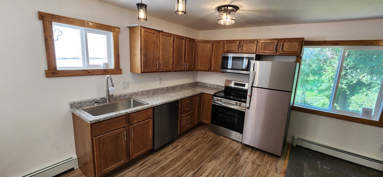 Kitchen - 747 Oak St N