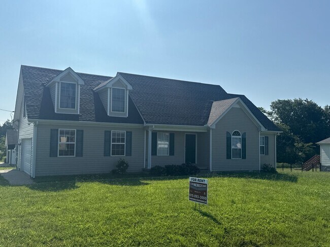 Building Photo - 3 bedroom 2 bath with unfinished Area-Storage