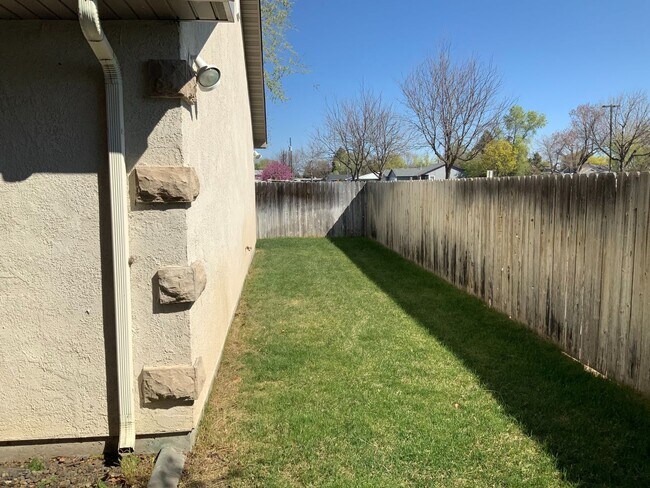 Foto del edificio - Two bedroom, Two Bath Duplex with One Car ...