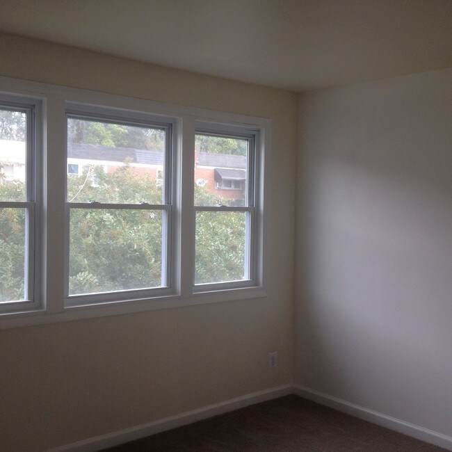 Building Photo - 2542 Southdene Ave
