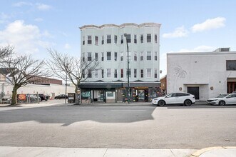 Building Photo - 50 1/2 Common St