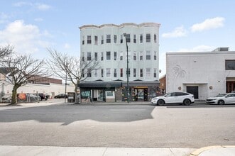 Building Photo - 50 1/2 Common St