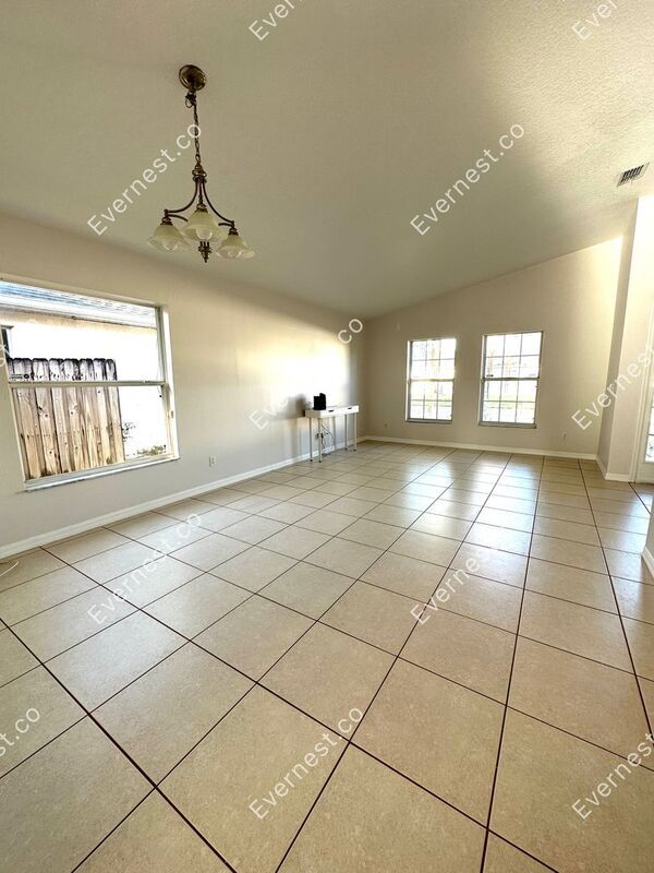 Foto del edificio - 1919 Colonial Woods Blvd