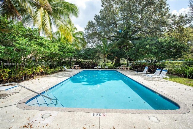 Foto del edificio - 3371 Lakeside Dr