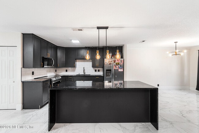 Building Photo - 8880 Old Kings Rd S