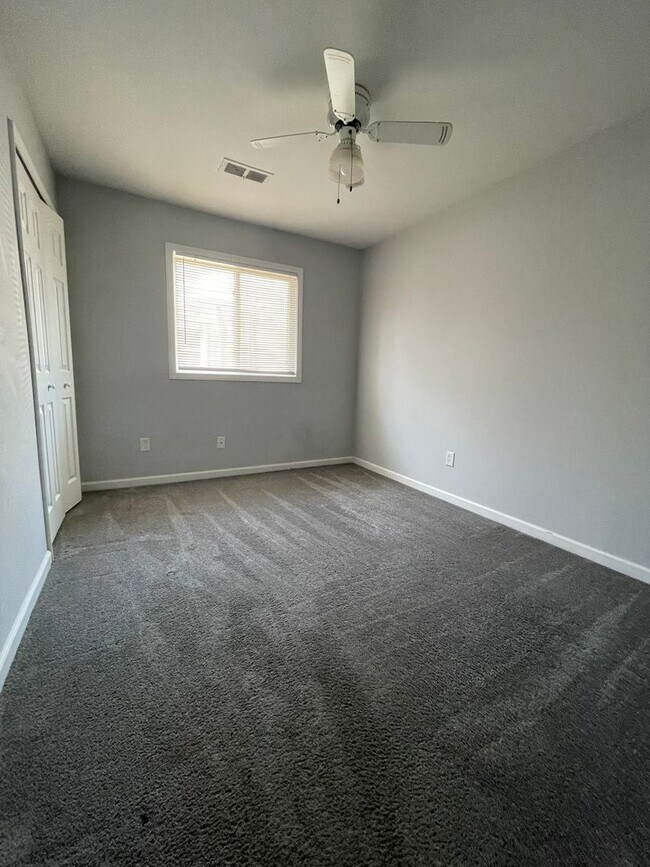Foto del edificio - 3 BED 1 BATH SINGLE FAMILY, RANCH STYLE HO...