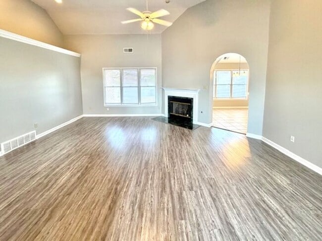 Foto del edificio - Cordova- 4 Bedroom 2 Bath Home-Spacious, Convenient Location