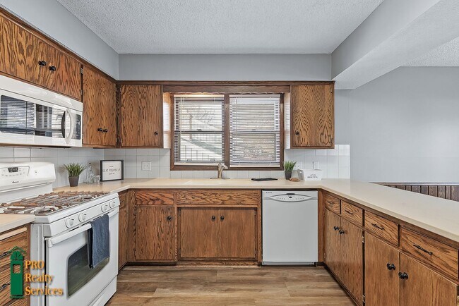 Foto del edificio - 4 Bedroom Home in Brooklyn Center