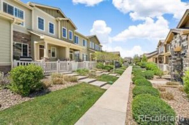 Building Photo - Bright & Spacious 3 bed 3 bath Townhome in...