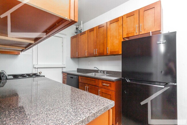 Foto del edificio - No Brokers Fee, No Security Deposit, Heat, Hot Water Included, Central Location
