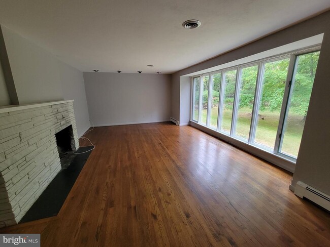 Building Photo - 77 Bayberry Dr