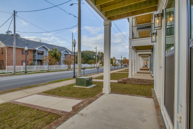 Building Photo - 520 N De Villiers St