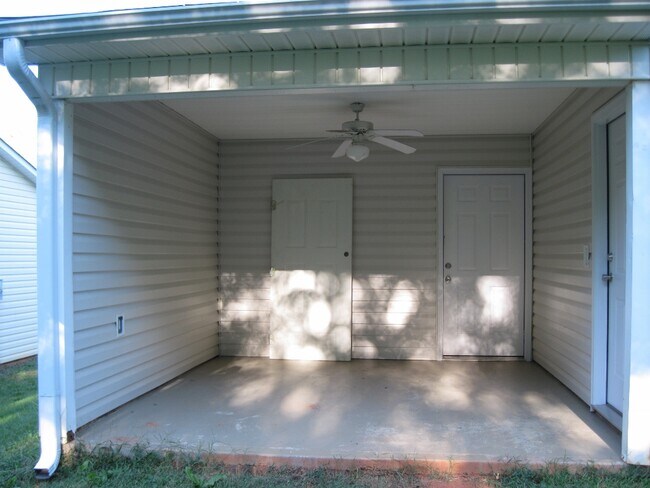 Patio trasero - 121B Heatherbrook Ct