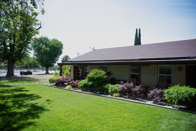 Building Photo - 907 Sierra St