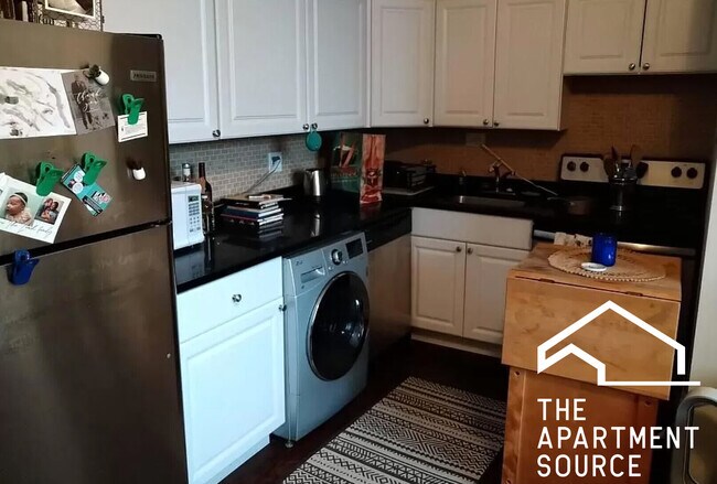 Building Photo - 3345 N Marshfield Ave