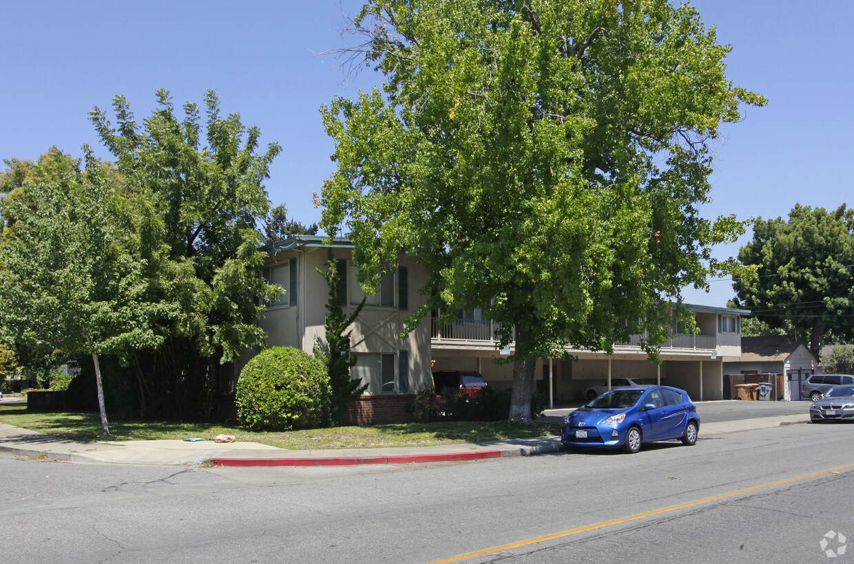Building Photo - 470 Del Medio Ave