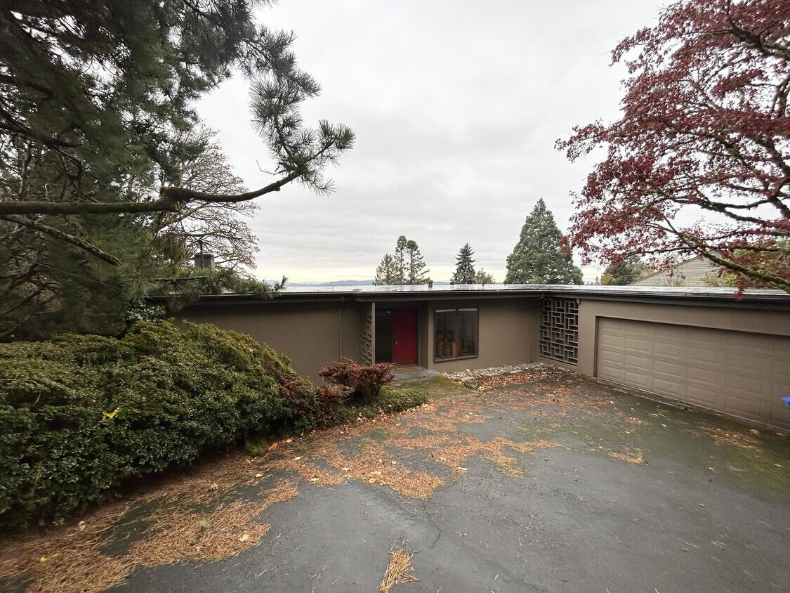 Primary Photo - Great Hillsdale 4 bedroom Classic with Ama...