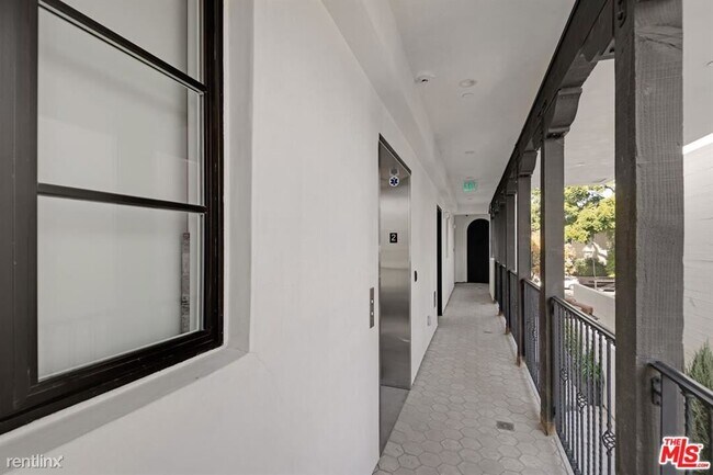 Building Photo - 2 br, 3 bath Condo - 7914 Norton Ave # 202